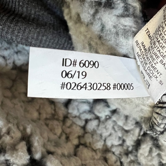 Express Faux Fur Grey/Black Sherpa 1/4 Zip Pullover Size Medium - Picture 7 of 7